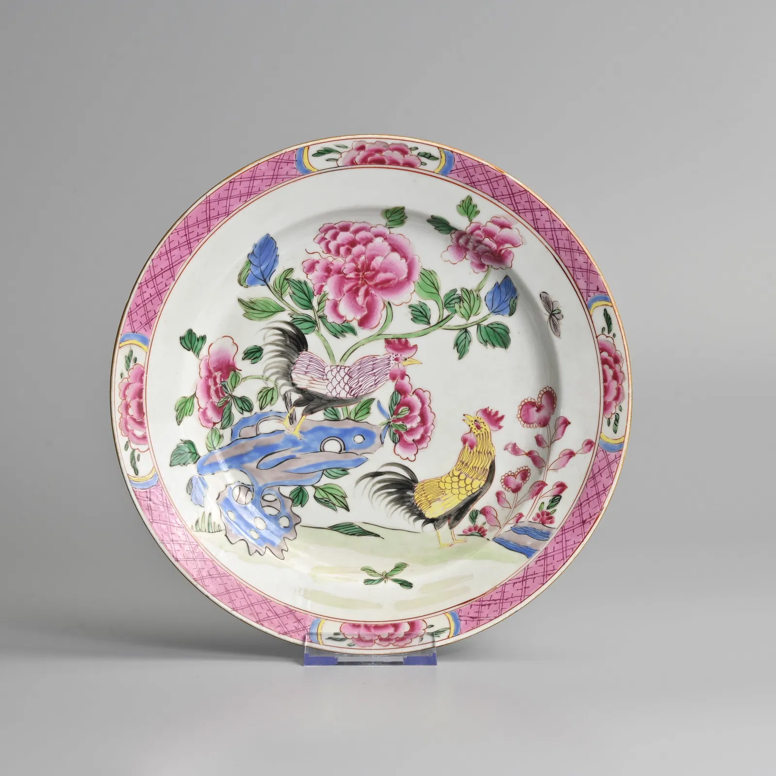 A CHINESE FAMILLE ROSE PORCELAIN 'COCKEREL' PLATE, EARLY 18TH CENTURY, YONGZHENG / EARLY QIANLONG.