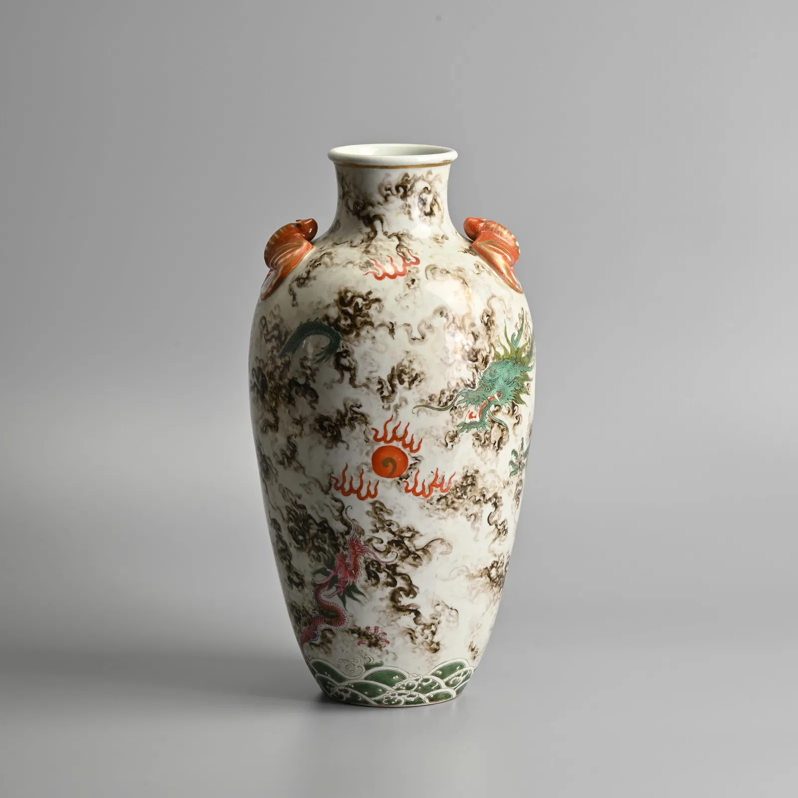 A CHINESE FAMILLE ROSE PORCELAIN 'DRAGON' VASE, REPUBLIC PERIOD.