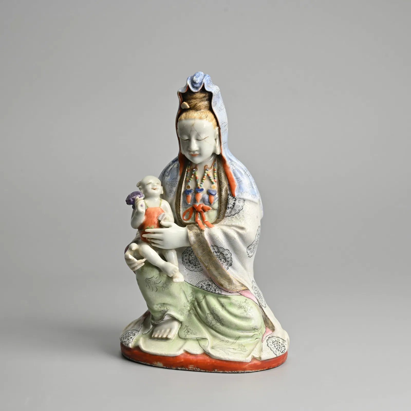 A CHINESE FAMILLE ROSE PORCELAIN MODEL OF GUANYIN, QING DYNASTY.