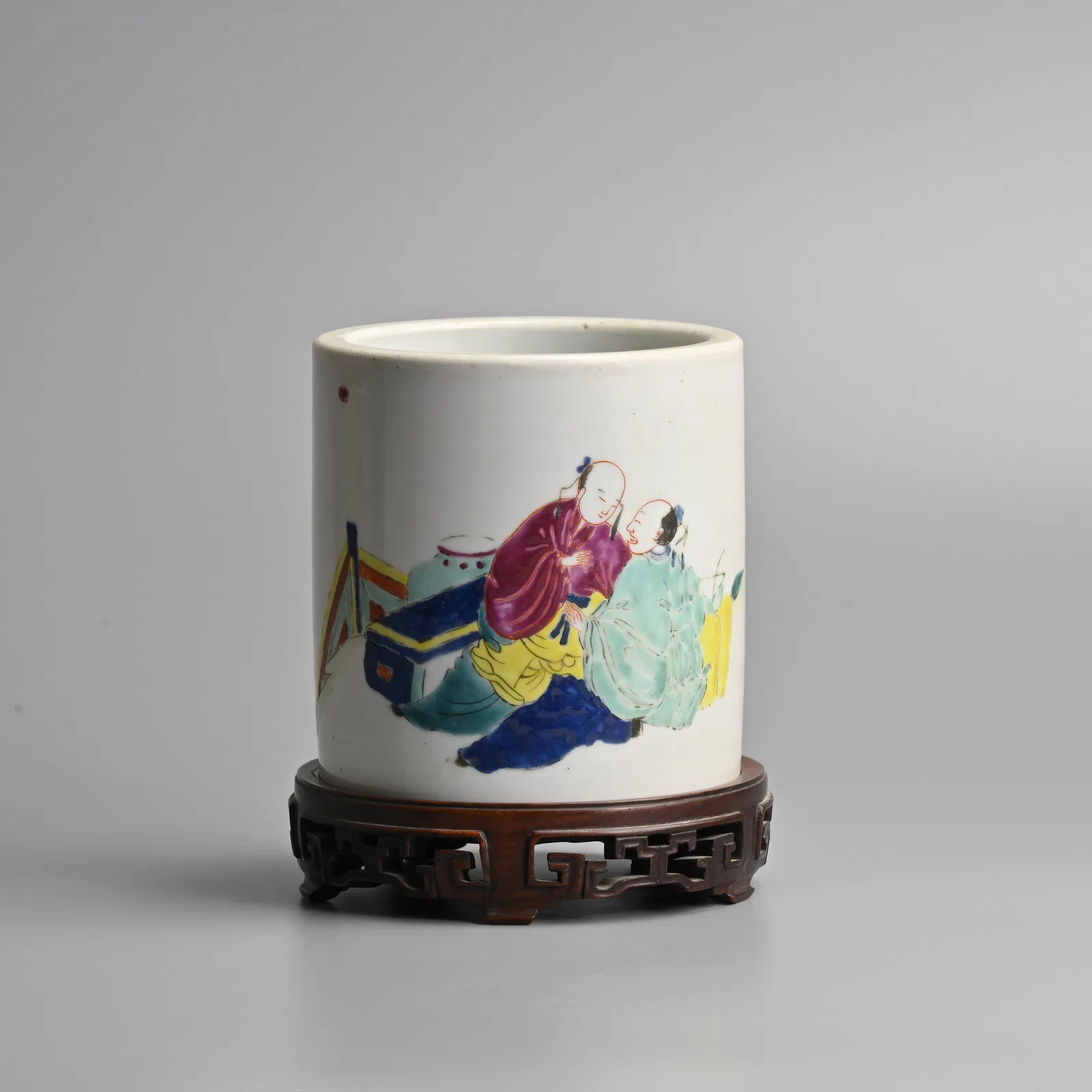 A CHINESE FAMILLE ROSE PORCELAIN 'SCHOLARS' BRUSH POT, BITONG, ON HARDWOOD STAND.