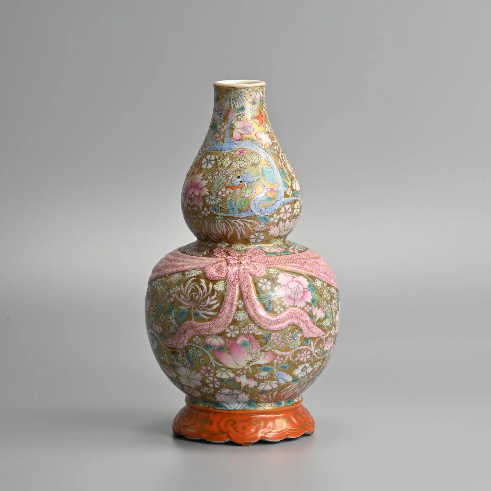 A CHINESE FAMILLE ROSE RIBBONED DOUBLE GOURD PORCELAIN VASE, REPUBLIC PERIOD.