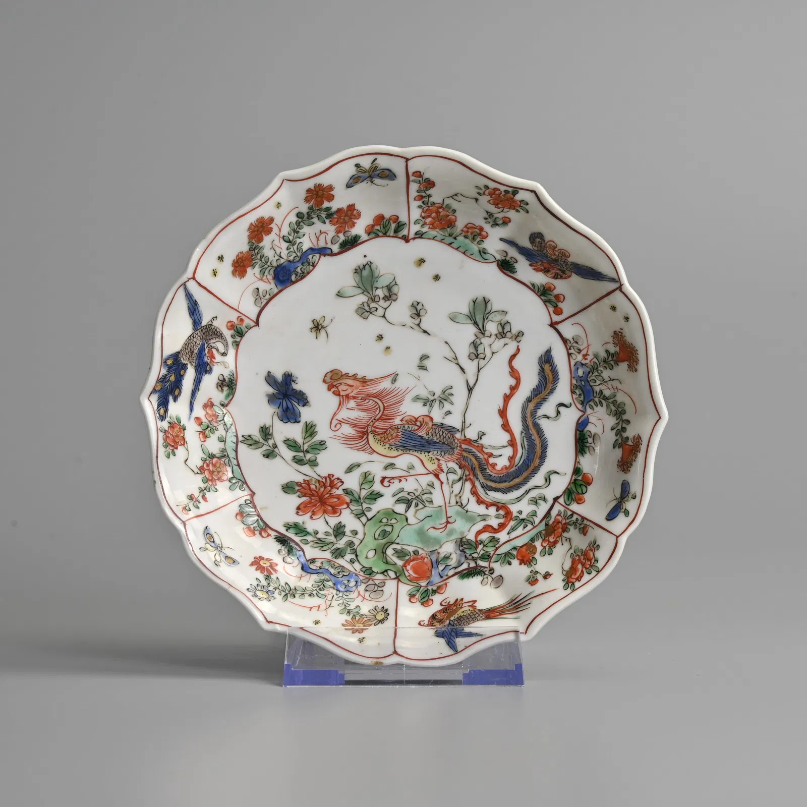 A CHINESE FAMILLE VERTE BRACKET LOBED PORCELAIN 'PHOENIX' DISH, KANGXI (1662-1722).