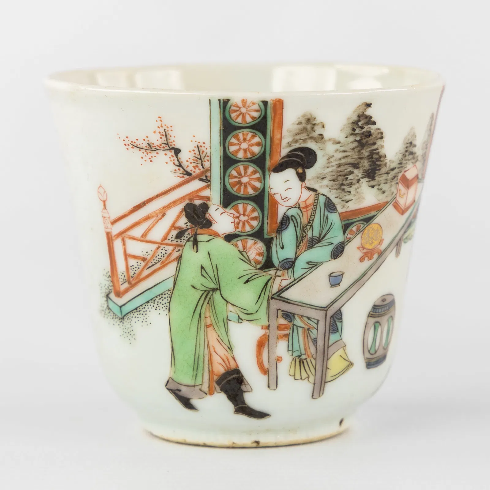 A Chinese Famille Verte cup, decorated with 'Court Lady and Official', probably Kangxi.
