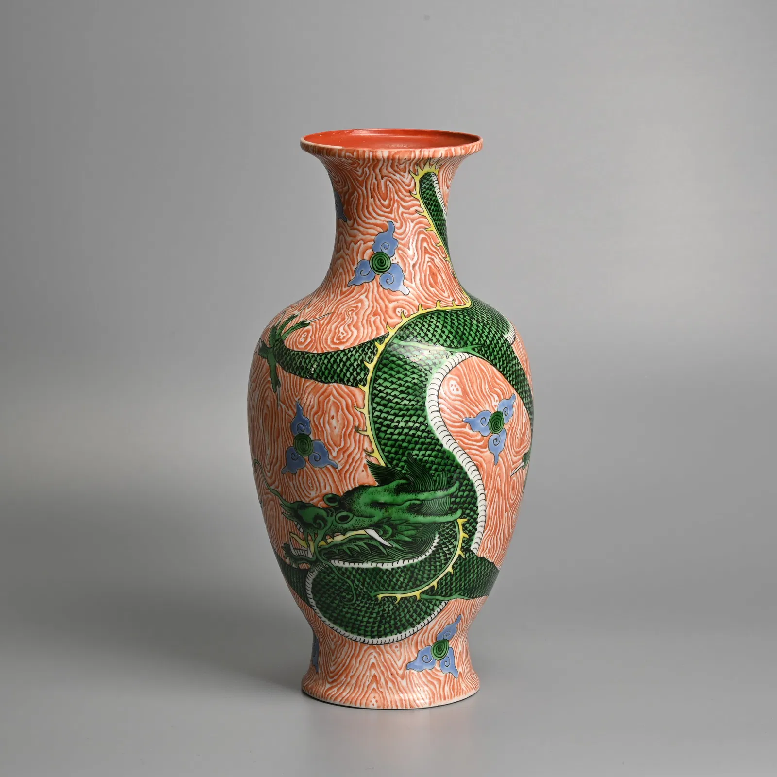 A CHINESE FAMILLE VERTE FAUX BOIS PORCELAIN 'DRAGON' VASE, QING / REPUBLIC PERIOD.
