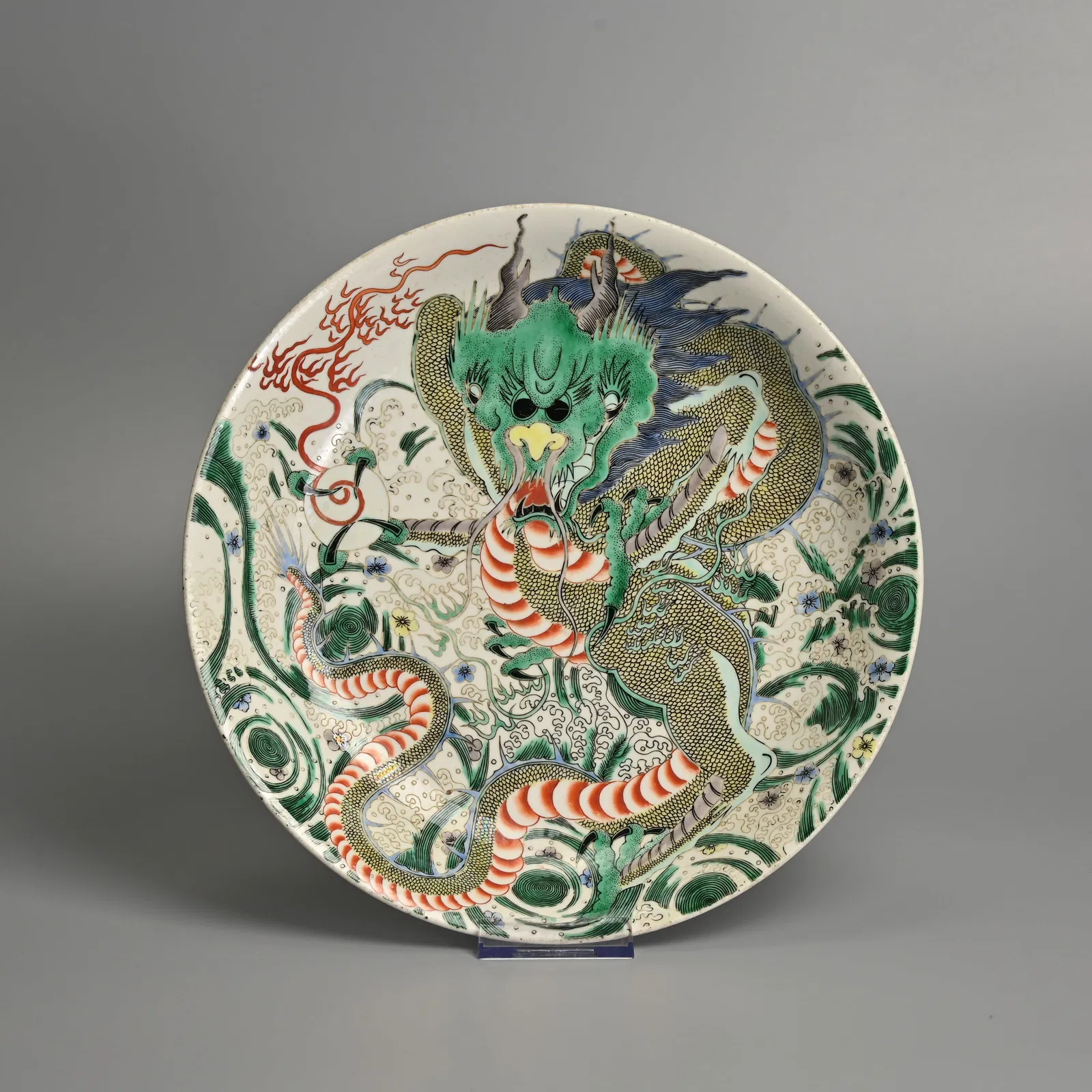 A CHINESE FAMILLE VERTE PORCELAIN 'DRAGON' DISH, 19/20TH CENTURY.