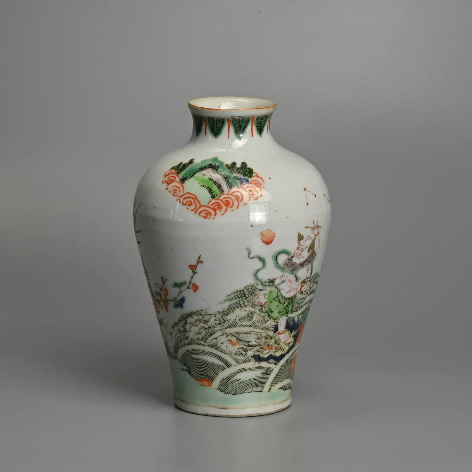 A CHINESE FAMILLE VERTE PORCELAIN 'KUI XING' VASE, 19/20TH CENTURY.