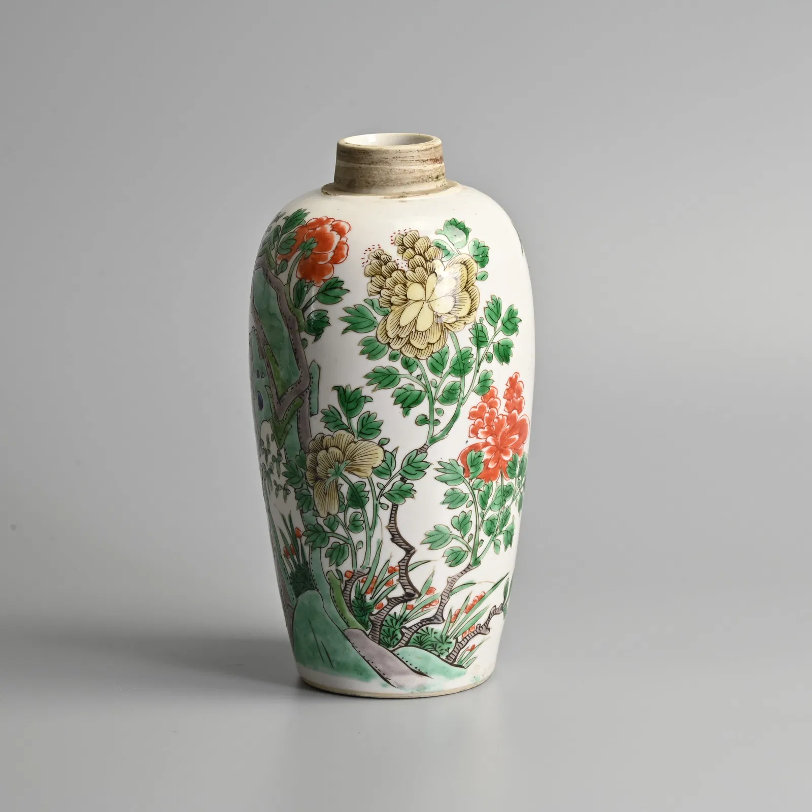 A CHINESE FAMILLE VERTE SLENDER OVOID PORCELAIN JAR, KANGXI (1662-1722).