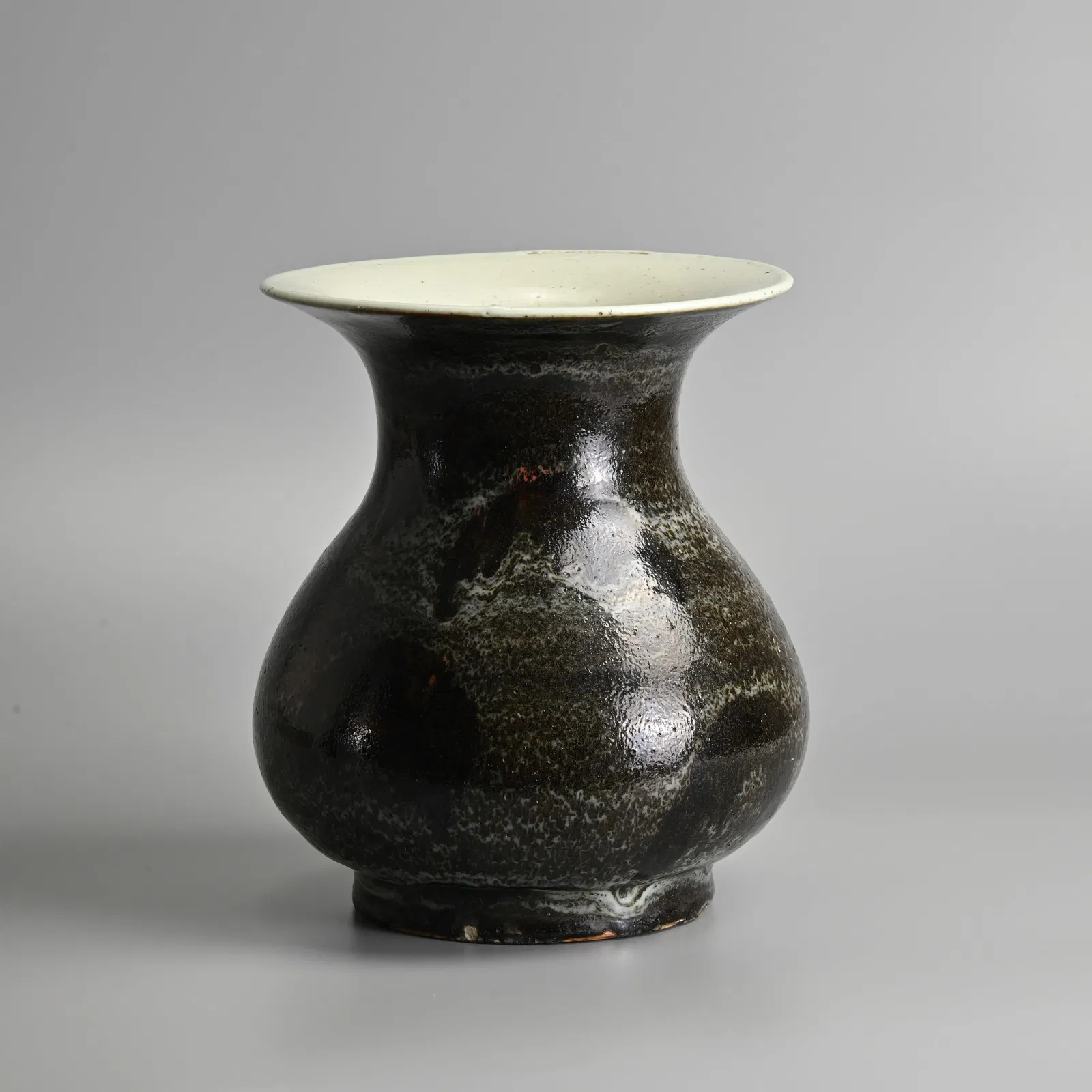 A CHINESE FLAMBE GLAZED PORCELAIN VASE, 18/19TH CENTURY.