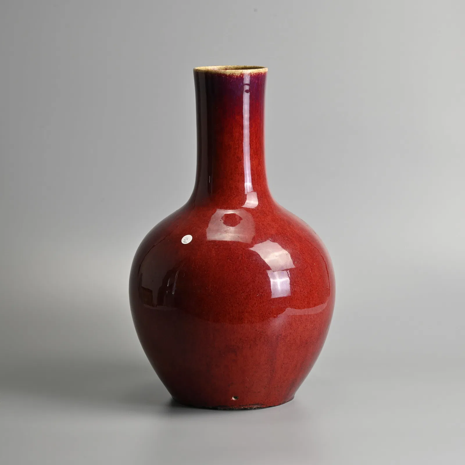 A CHINESE FLAMBE GLAZED STONEWARE BOTTLE VASE, 18/19TH CENTURY.