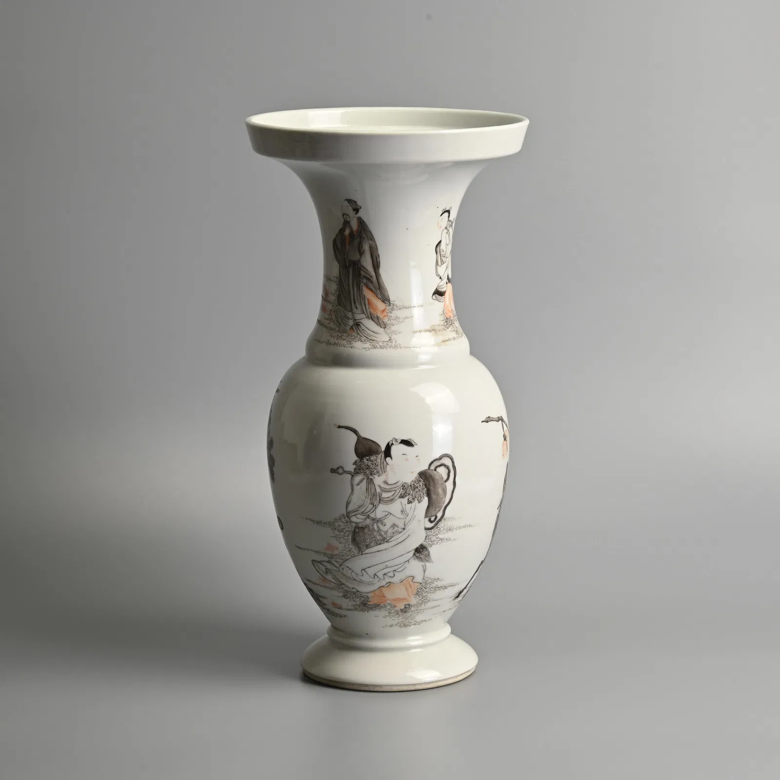 A CHINESE GRISAILLE AND IRON RED DECORATED PORCELAIN VASE, LATE QING / REPUBLIC PERIOD.