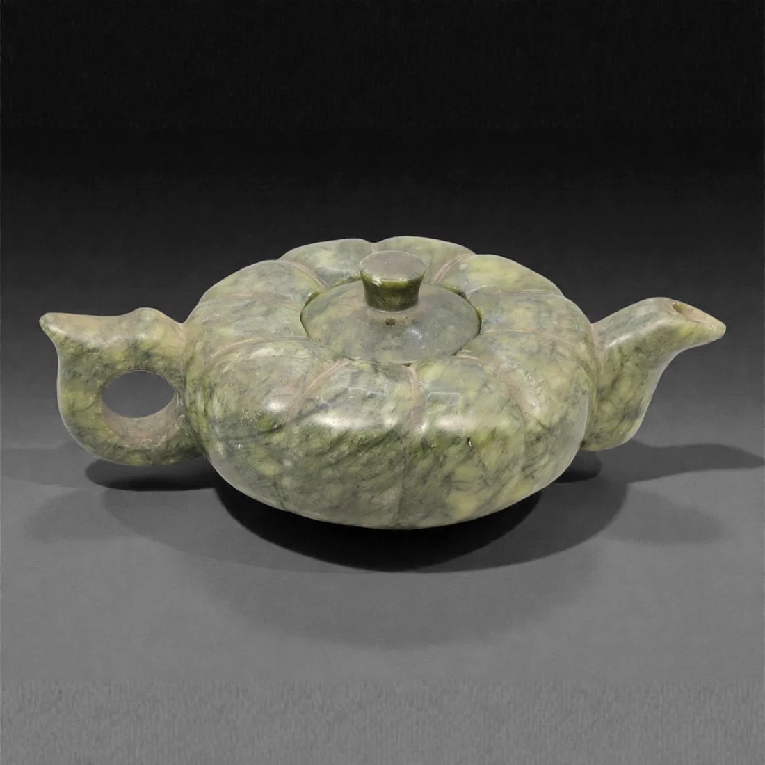 A Chinese Hetian Jade Teapot, 20th Century, 50YC