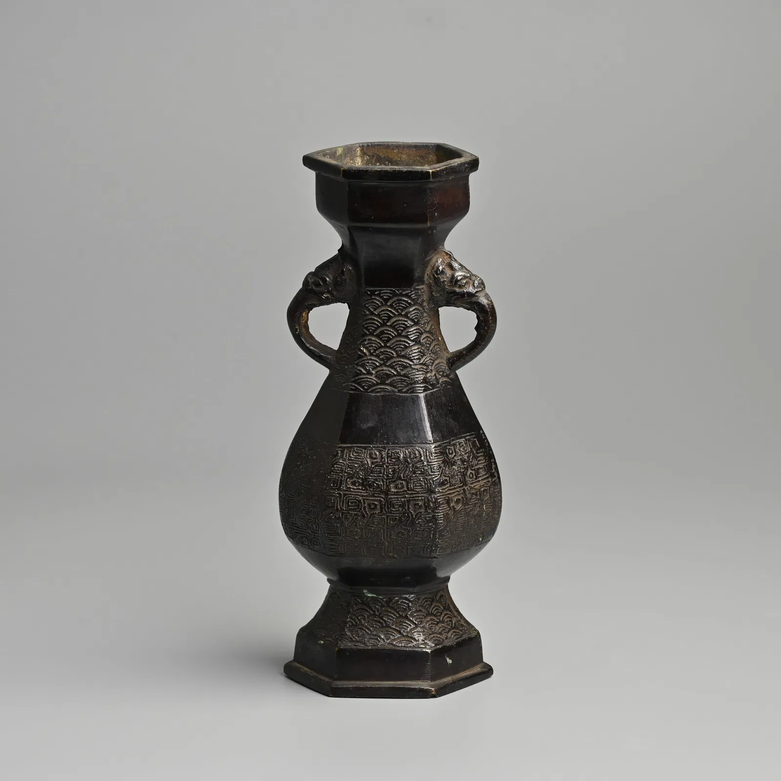 A CHINESE HEXAGONAL PEAR SHAPED BRONZE VASE, 17/18TH CENTURY.