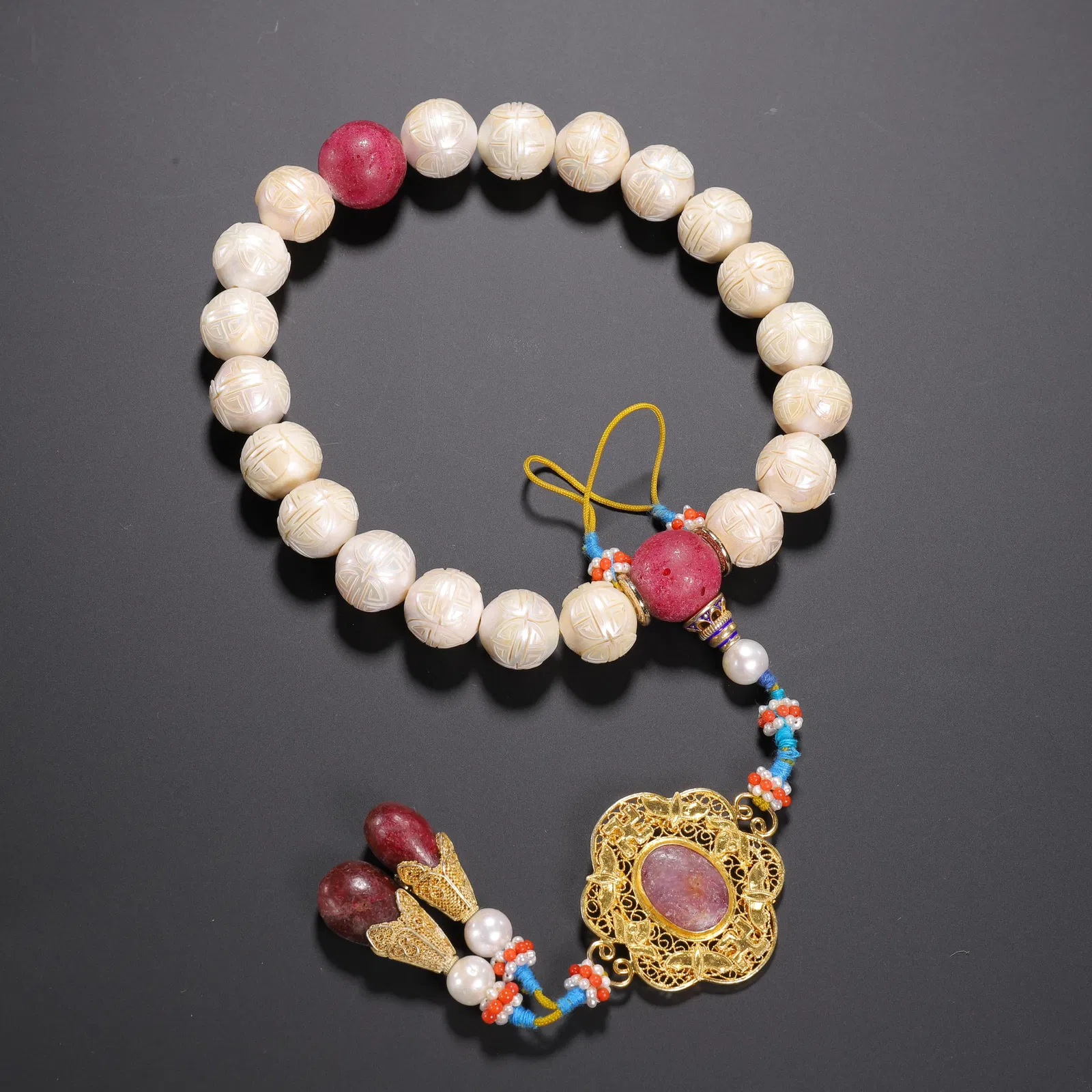 A CHINESE IMPERIAL PEARL PRAYER BEADS CHAOZHU