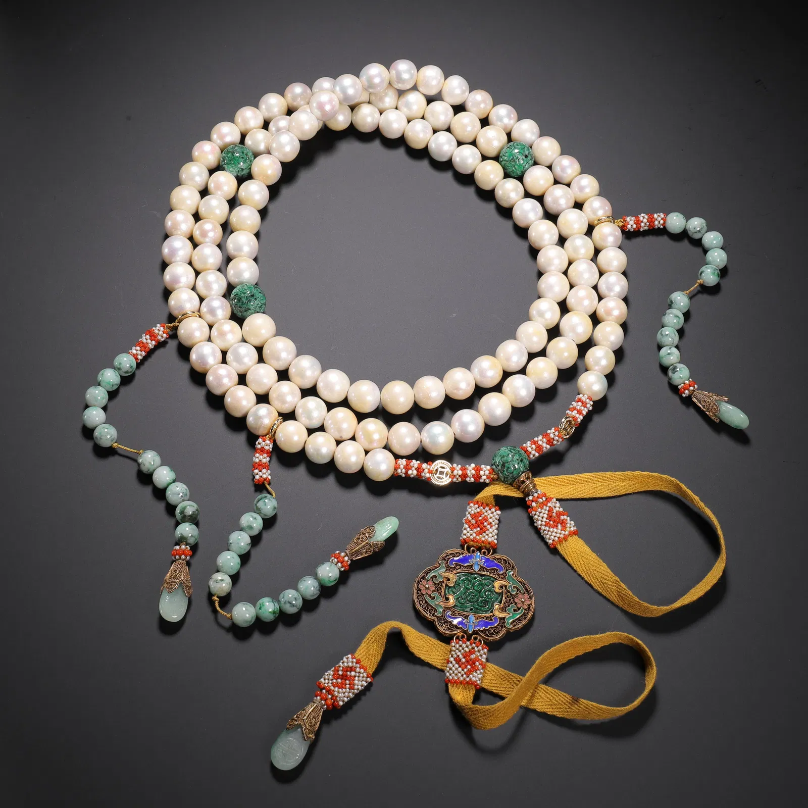 A CHINESE IMPERIAL PEARL ROSARY CHAOZHU