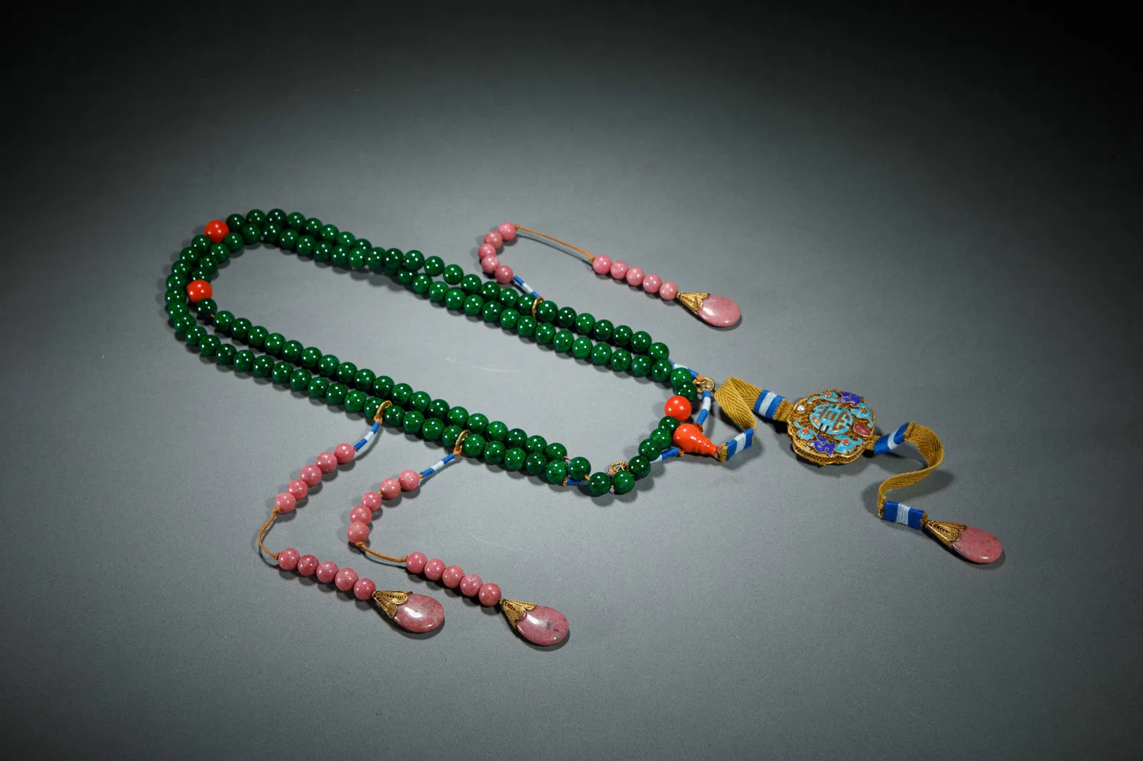 A CHINESE IMPERIAL ROSARY CHAOZHU