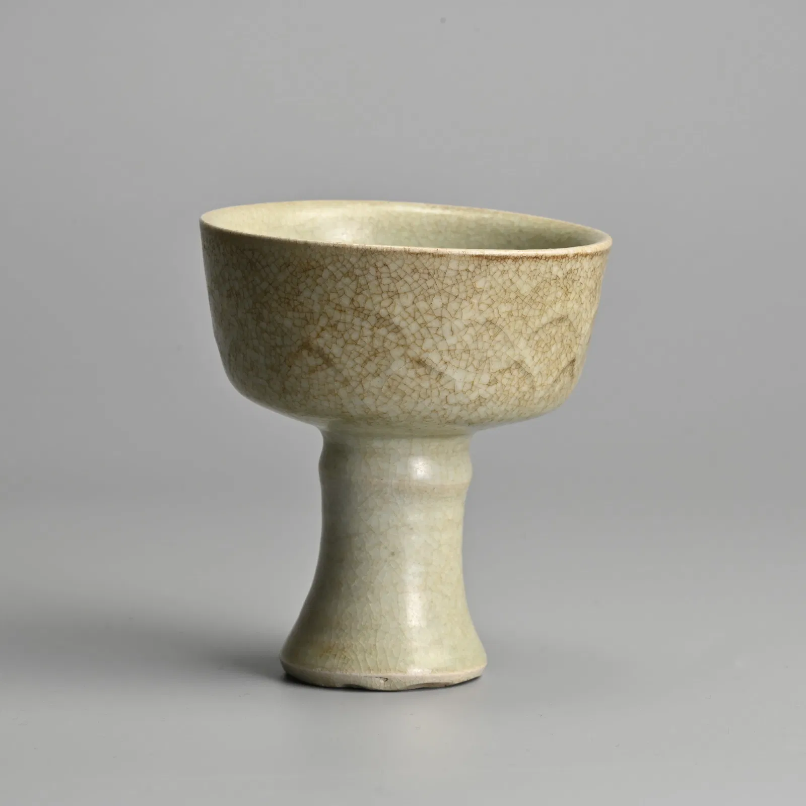 A CHINESE PALE CELADON CRACKLE GLAZED PORCELAIN STEM CUP, MING DYNASTY OR EARLIER.