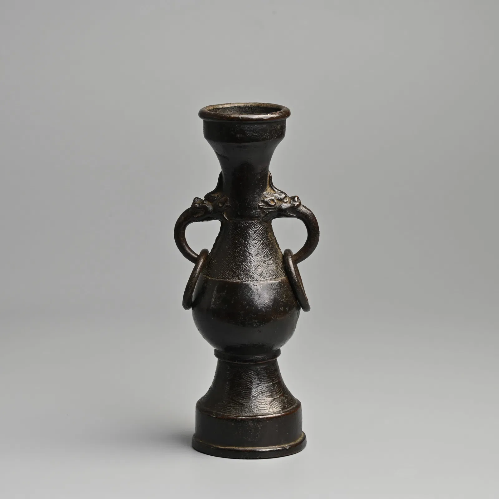 A CHINESE PEAR SHAPED BRONZE VASE, YUAN / MING DYNASTY.