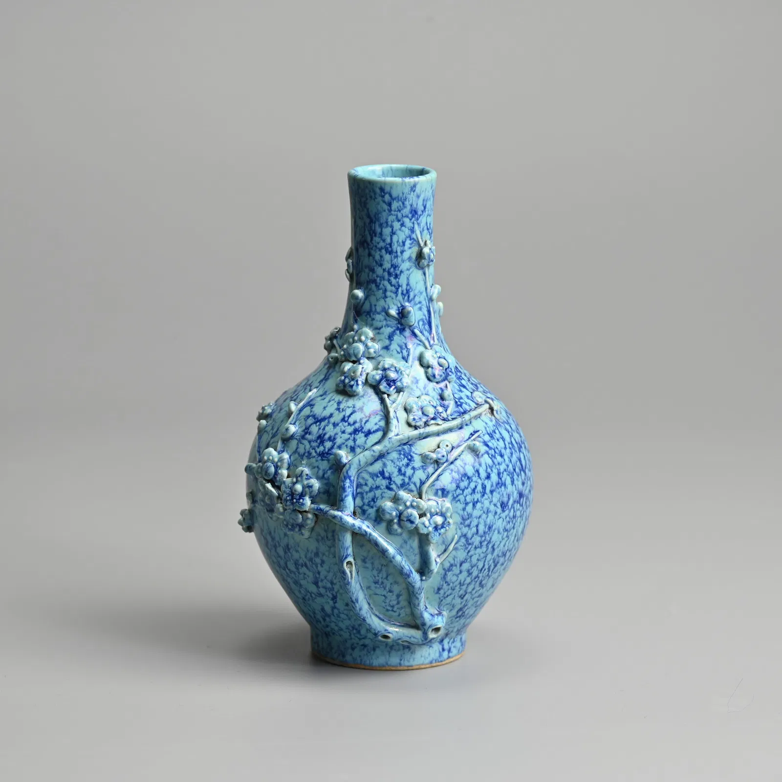 A CHINESE ROBIN'S EGG GLAZE PORCELAIN BOTTLE VASE, 19TH CENTURY.
