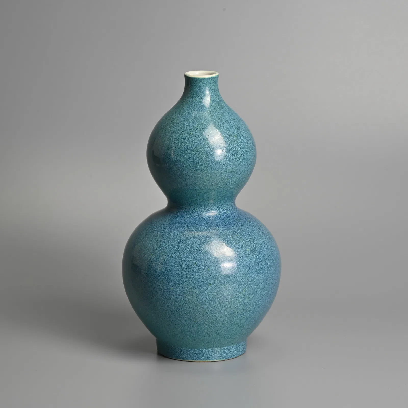 A CHINESE ROBIN'S EGG GLAZED DOUBLE GOURD PORCELAIN VASE, QING / REPUBLIC PERIOD.