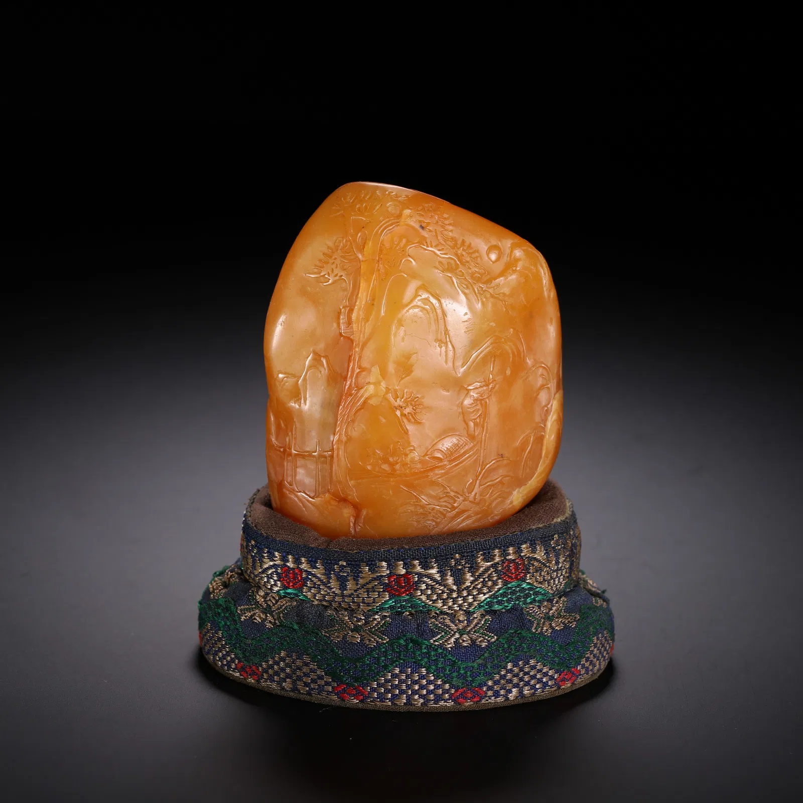 A CHINESE TIANHUANG STONE BOULDER CARVING