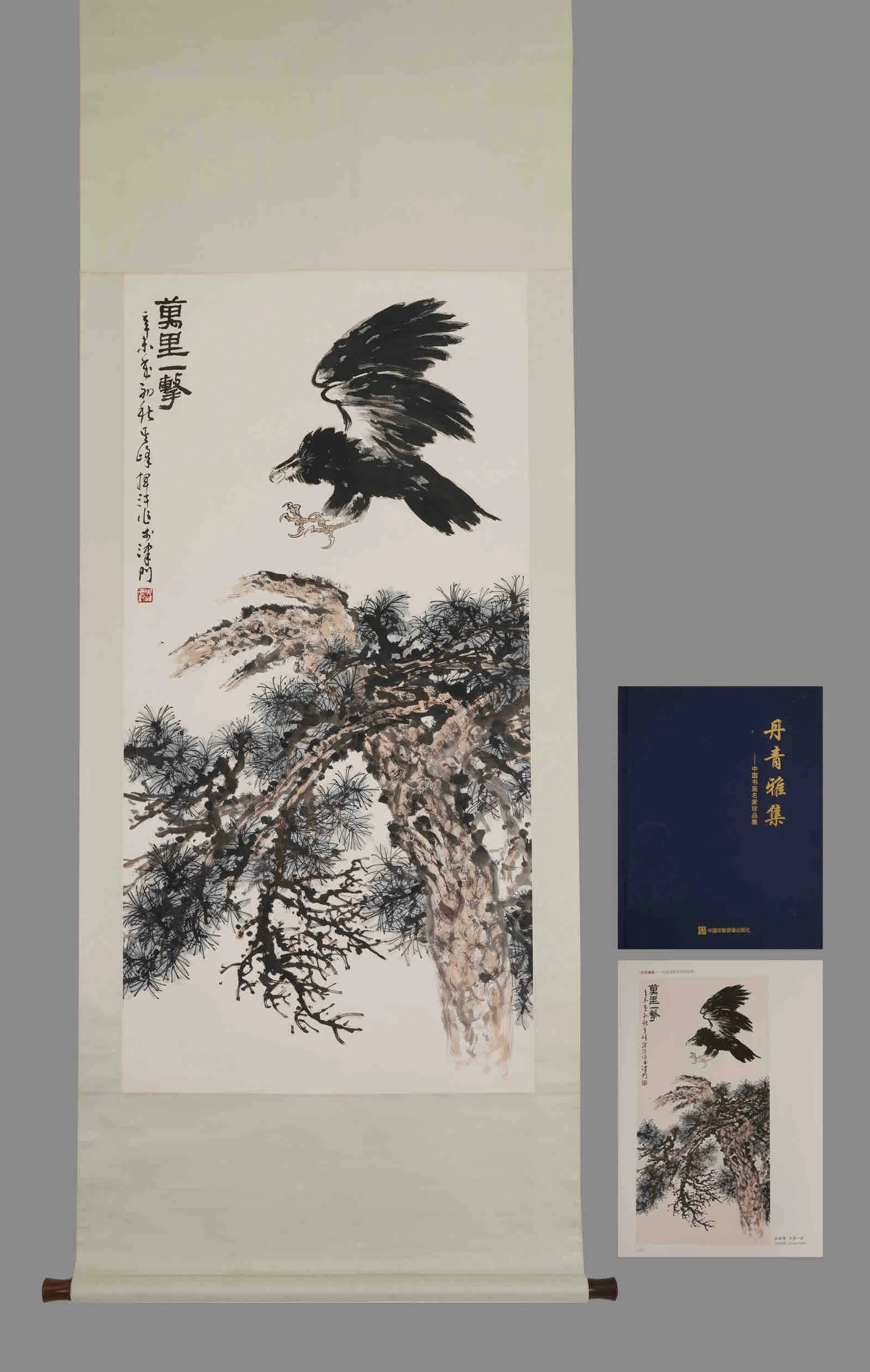 A Chinese Vertical Scroll Ink Painting of Eagle on Paper