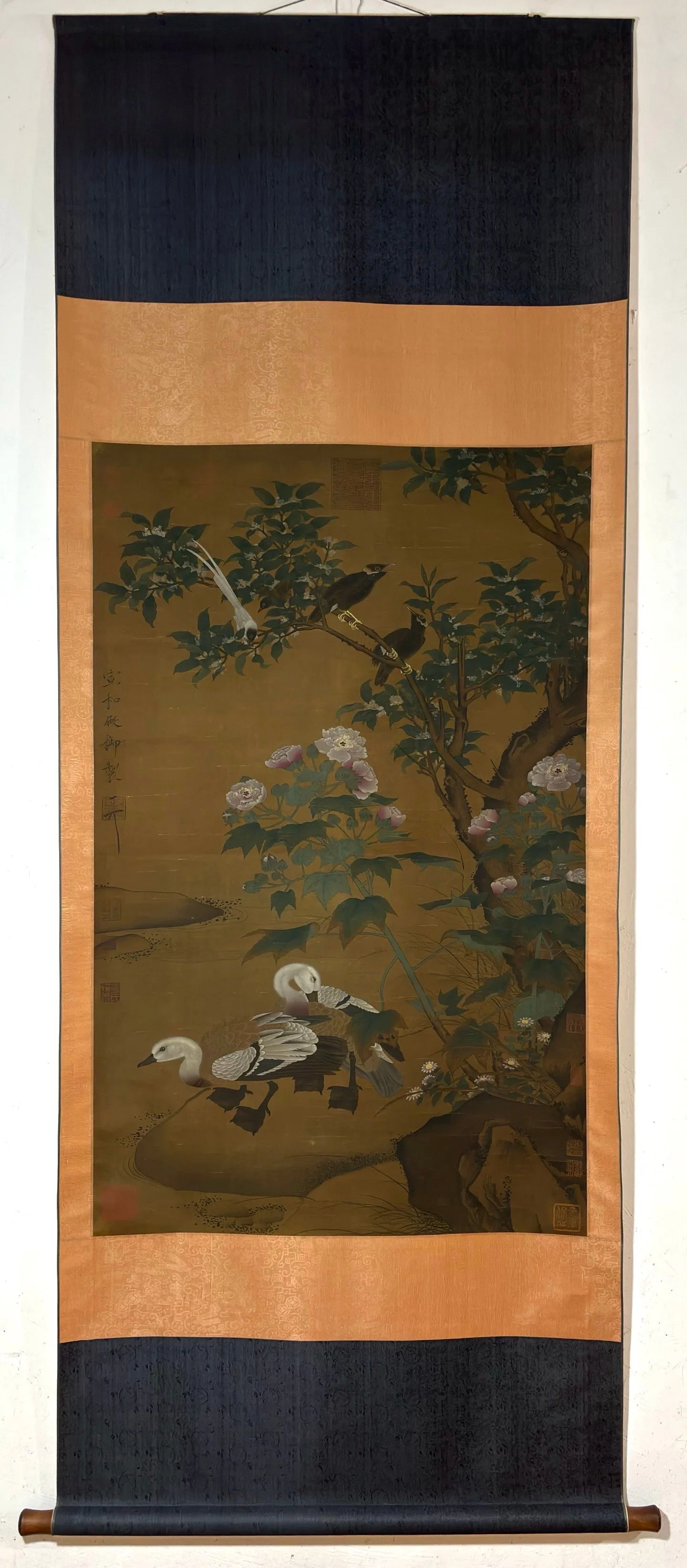 A Chinese Vertical Scroll Ink Painting of Flower and Bird on Silk,Song Huizong