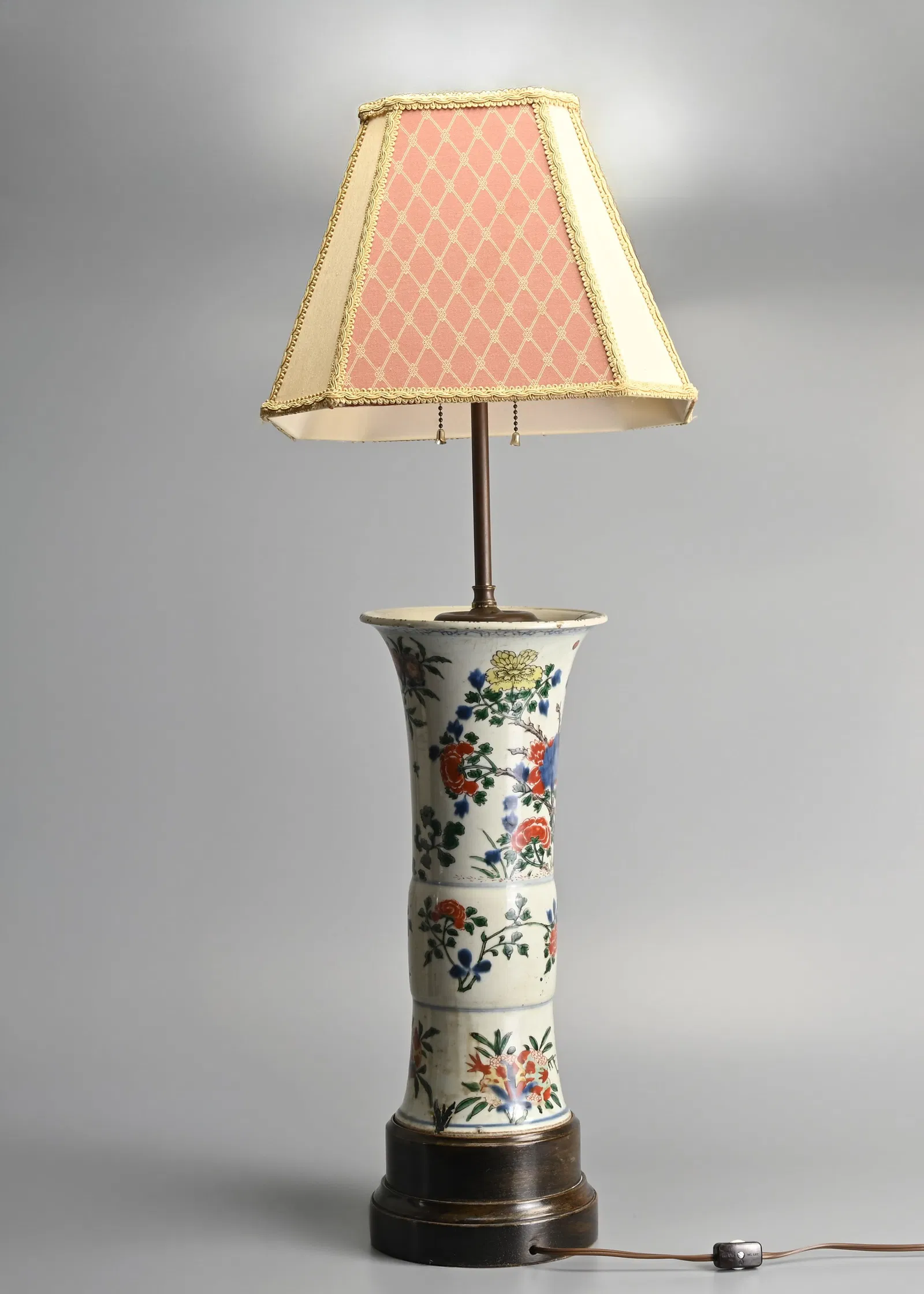 A CHINESE WUCAI PORCELAIN GU VASE, 17TH CENTURY, SHUNZHI / EARLY KANGXI PERIOD.