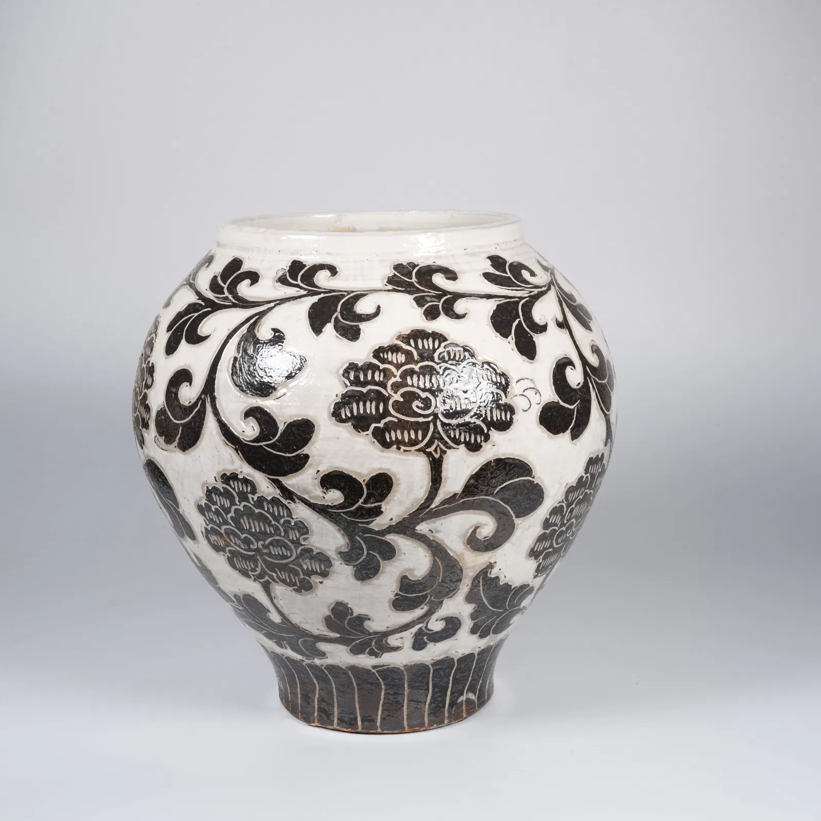 A CIZHOU WARE CARVED JAR