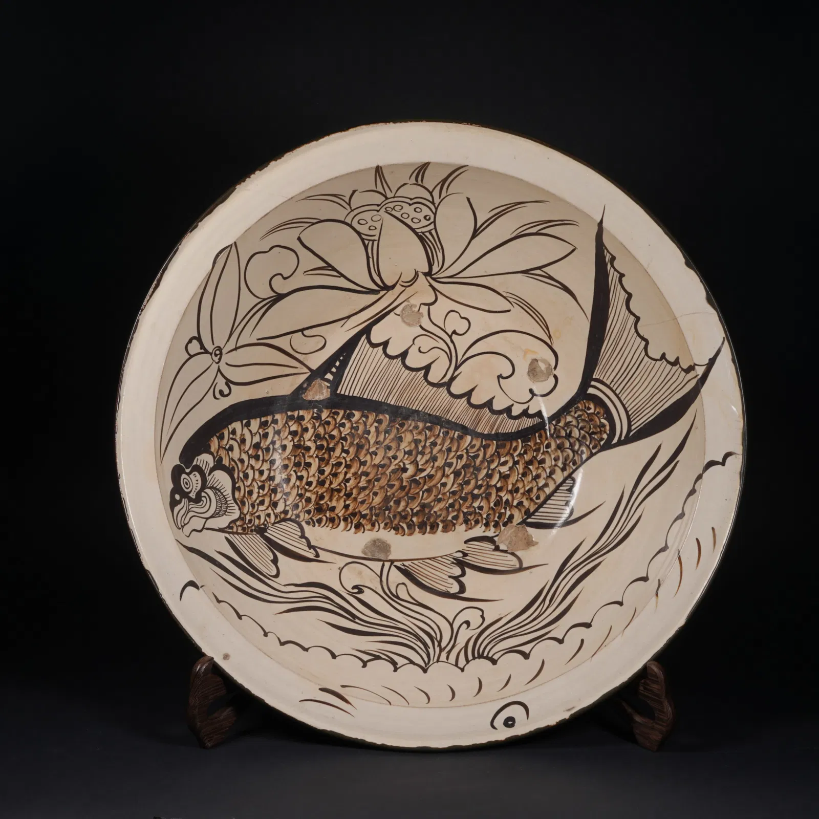 A CIZHOU WARE LARGE BASIN WITH FISH-AND-AQUATIC-PLANT MOTIF