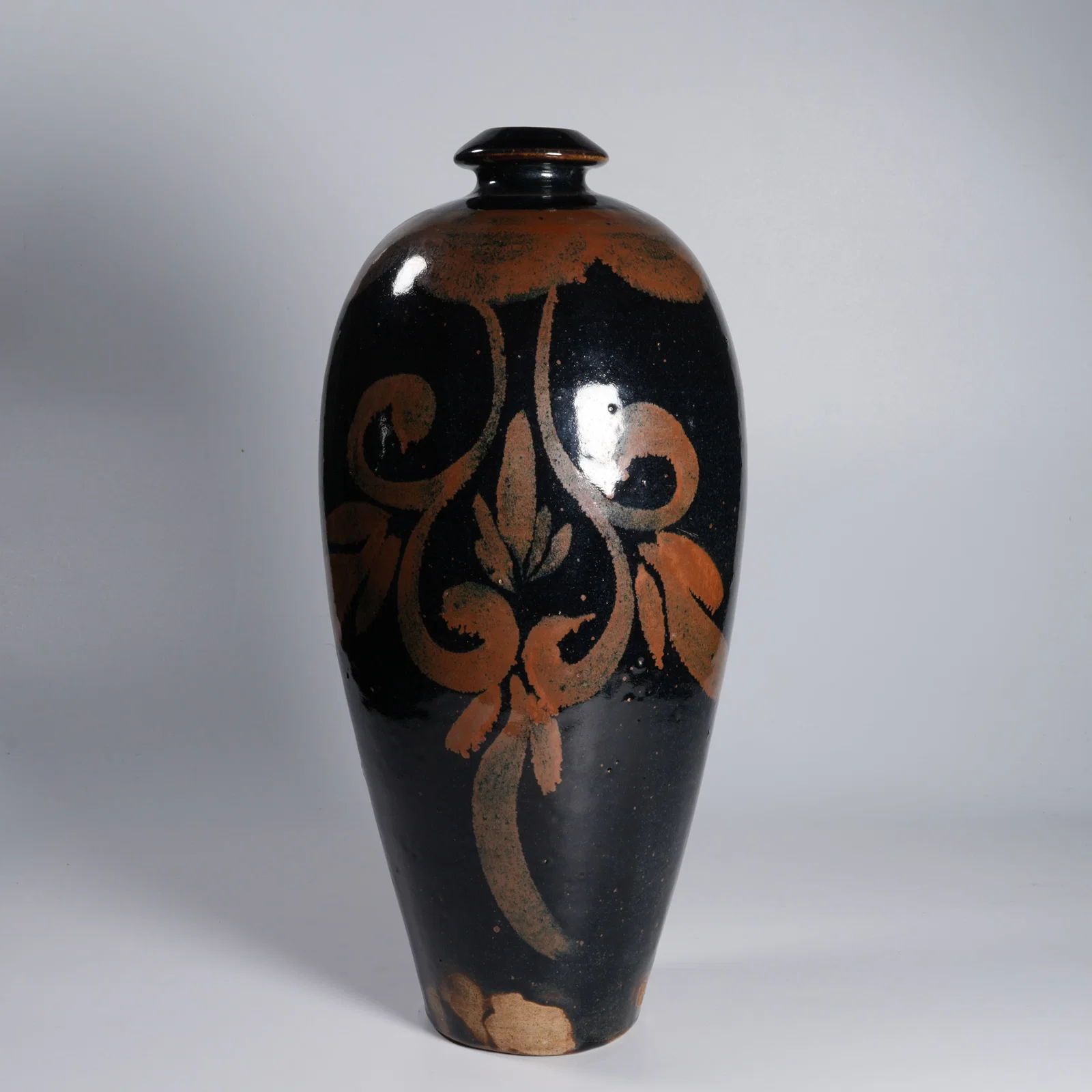 A CIZHOU WARE MEIPING WITH IRON-RUST FLORAL DECORATION
