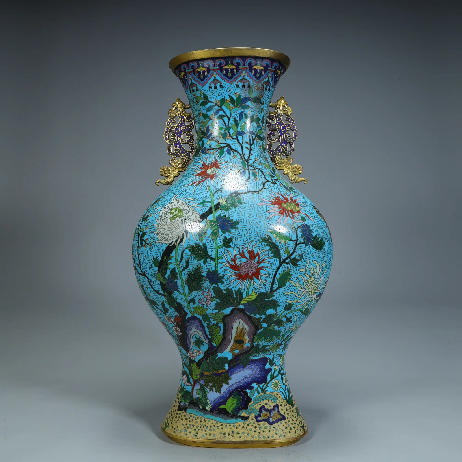 A cloisonn é enamel dragon ear bottle from the Qing Dynasty
