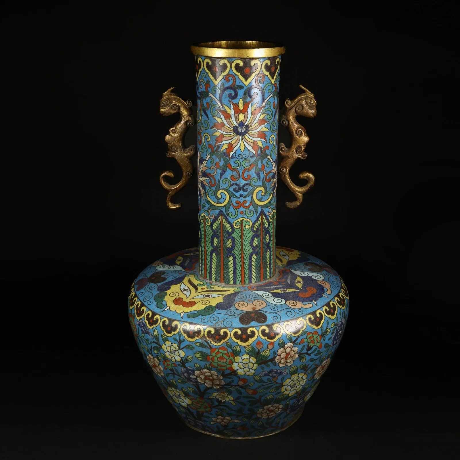 A CLOISONNÉ ENAMEL BRONZE LONG-NECK VASE WITH SCROLLING FLORAL PATTERN