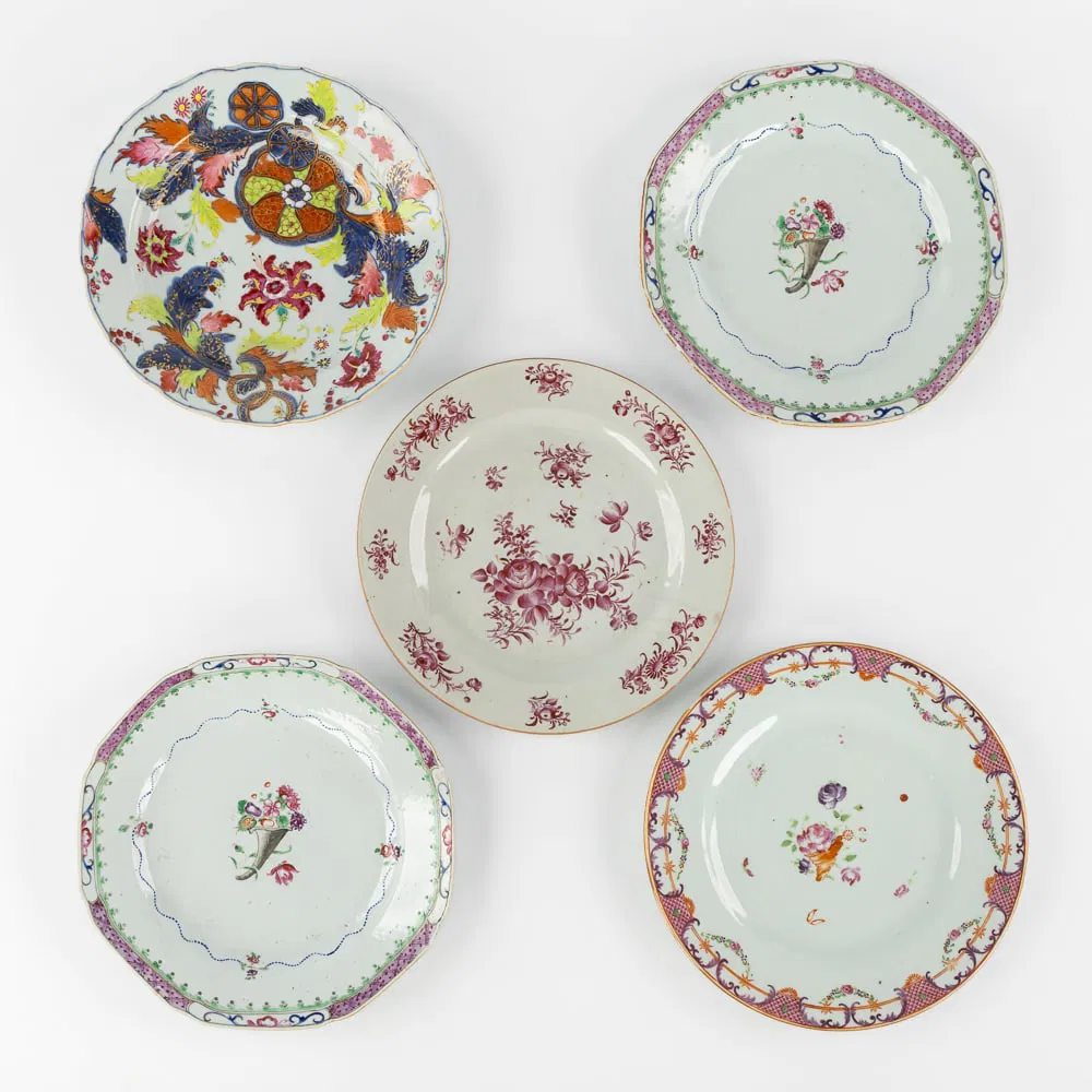 A Collection of five Chinese porcelain plates, Famille Rose, florally decorated. 18th/19th C.