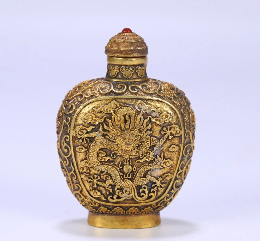 A copper-gilt dragon-patterned snuff bottle
