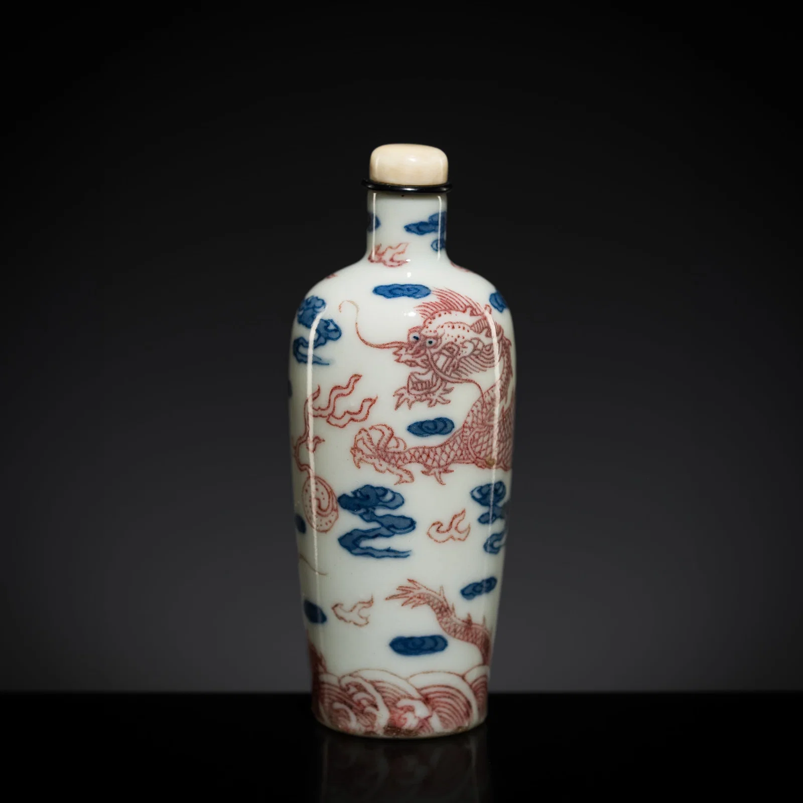 A COPPER-RED AND COBALT-BLUE 'DRAGONS' SNUFF BOTTLE, 1830-1890