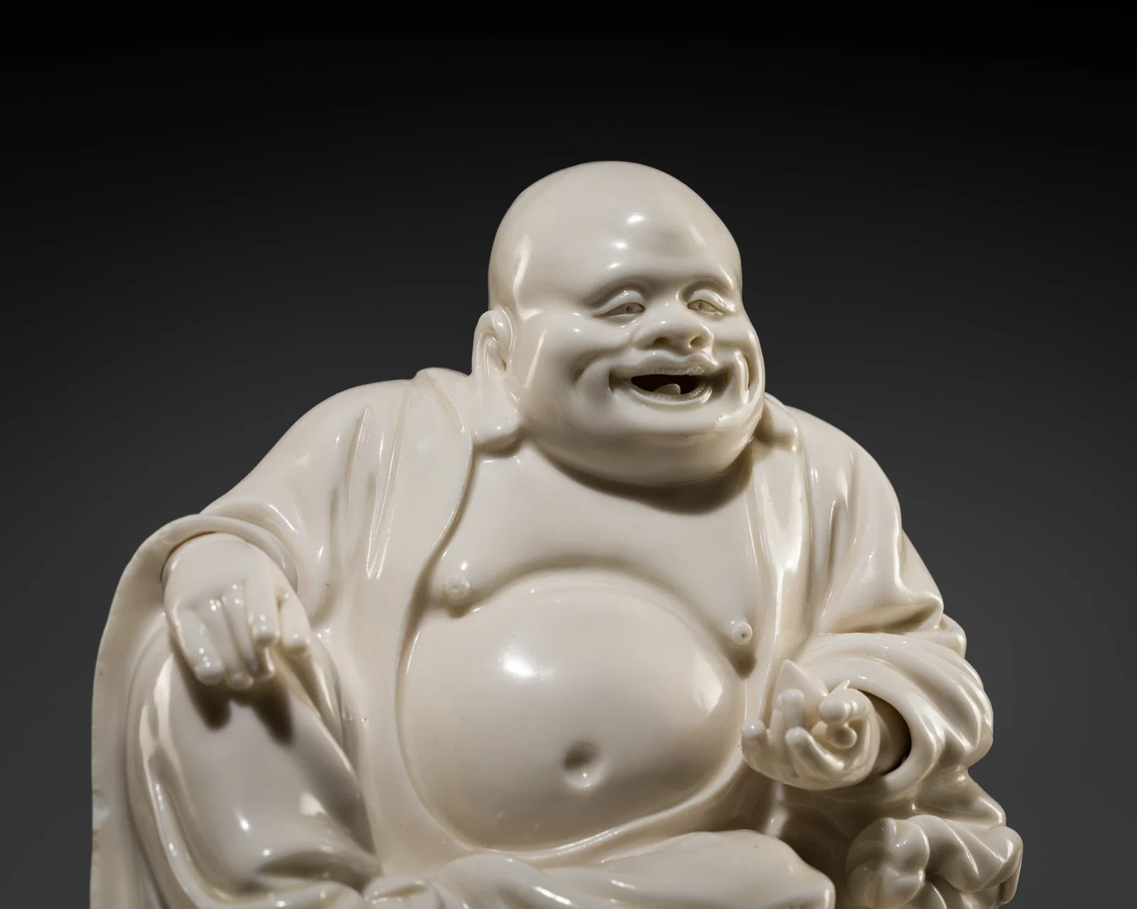 A DEHUA BLANC-DE-CHINE FIGURE OF BUDAI, 17TH-18TH CENTURY