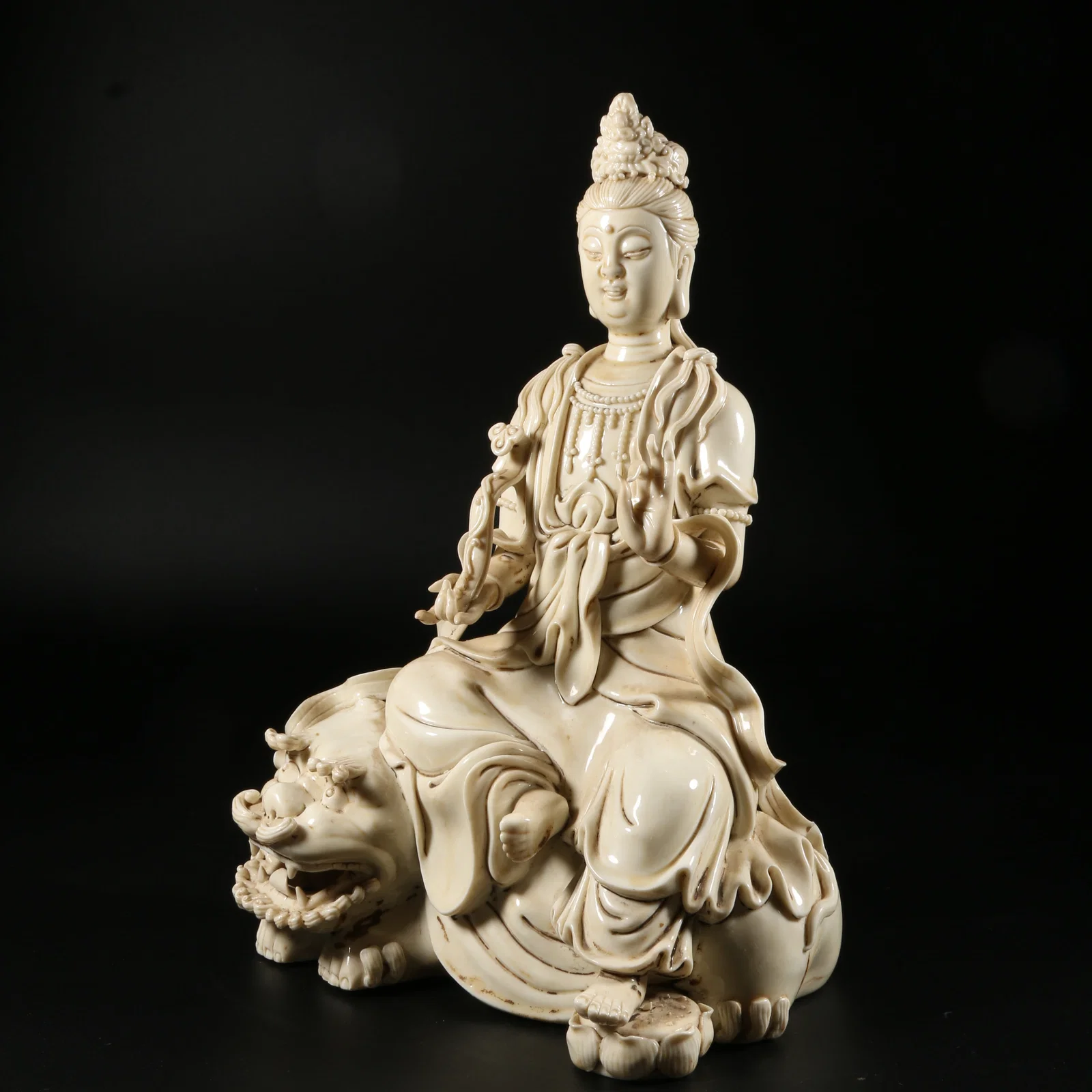 A DEHUA BLANC DE CHINE STATUE OF GUANYIN