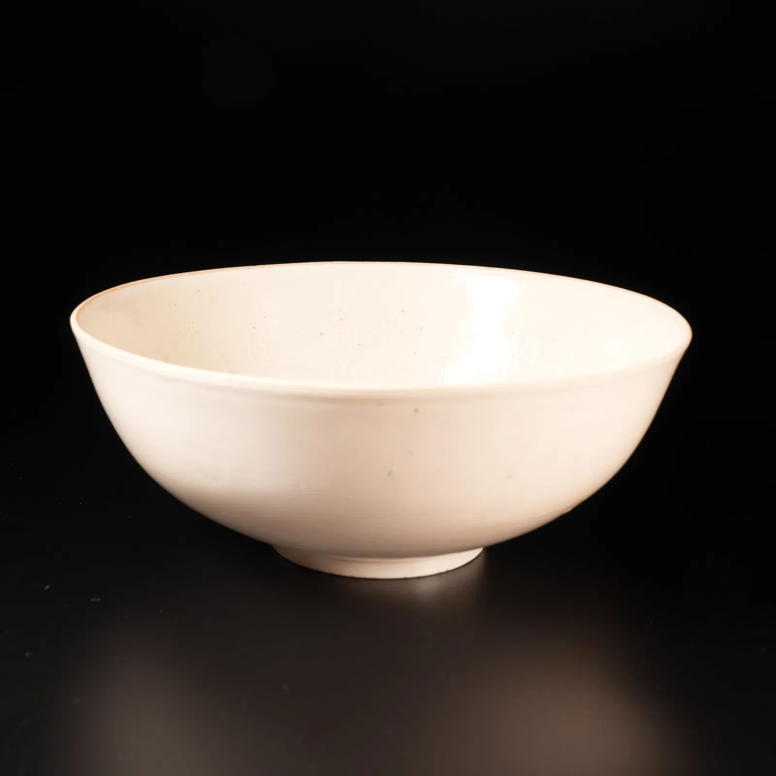 A DING KILN BOWL WITH INCISED FLOWER PATTERN