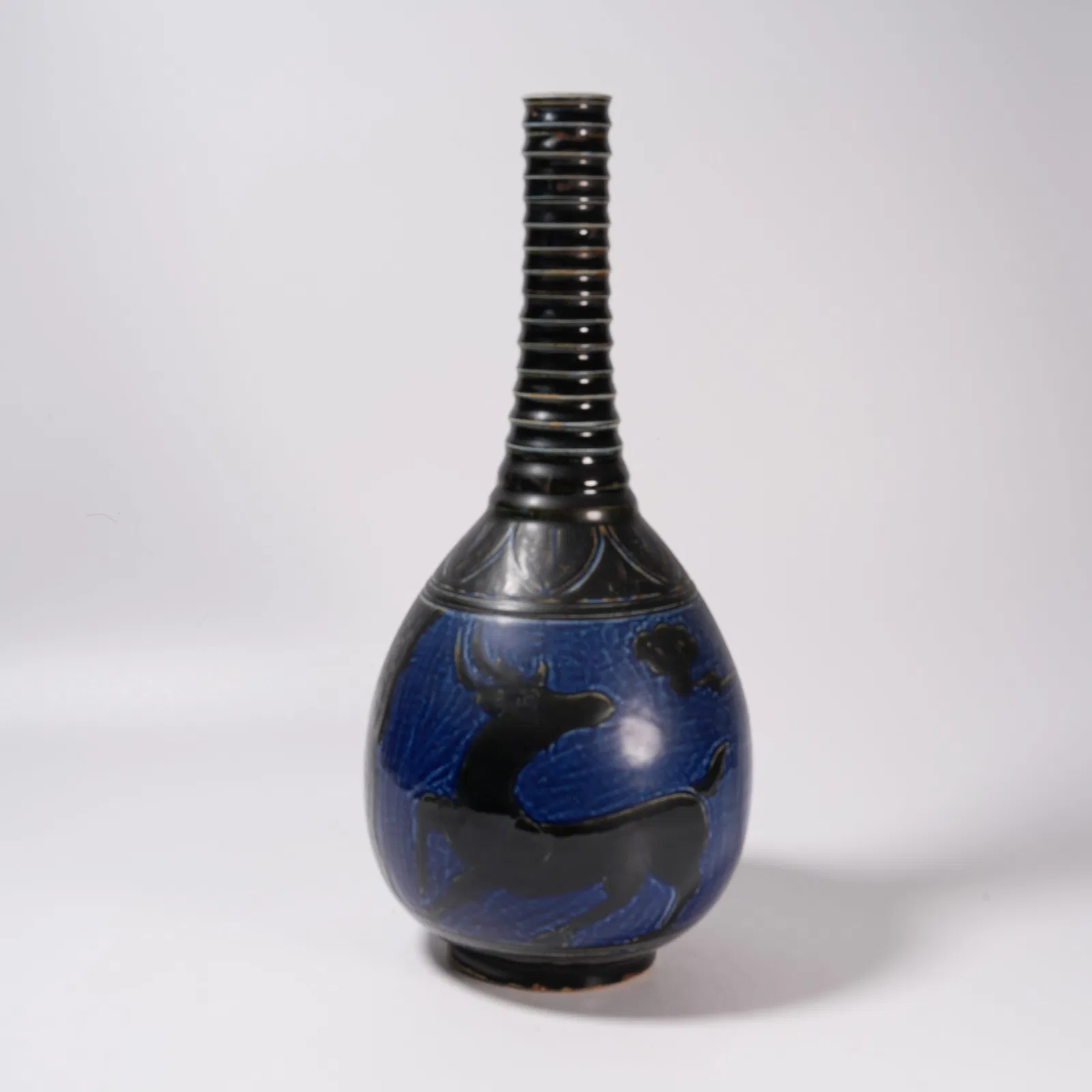 A DING KILN STRING-PATTERN DEER GALLBLADDER-SHAPED VASE