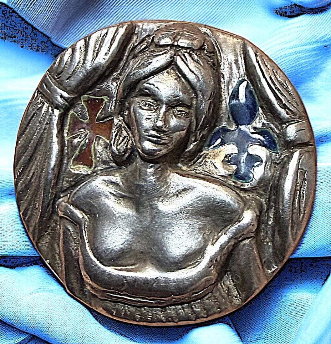 A DIVISION ONE SILVER AND ENAMEL FIGURAL BUTTON