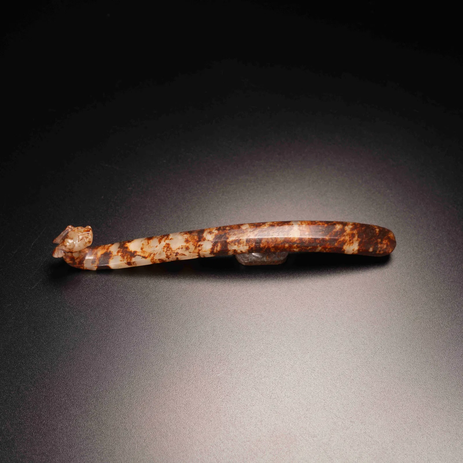 A DRAGON-HEAD BELT HOOK IN ARCHAIC JADE
