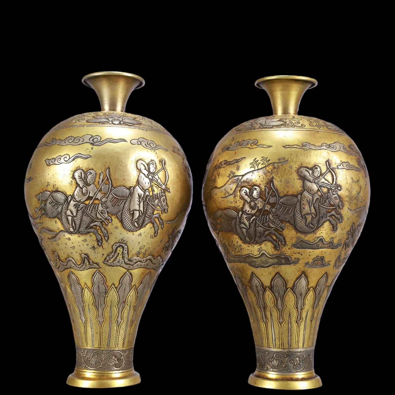 A Exquisite A pair of Gilt Bronze Character and Story Pattern Vase