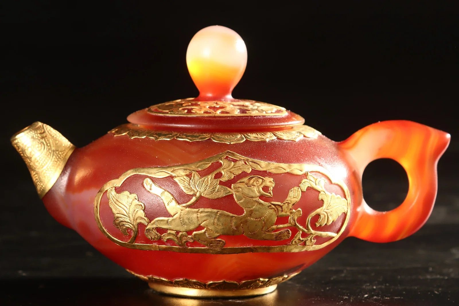 A Exquisite Agate Cover with Gold Auspicious Beast Pattern Ewer