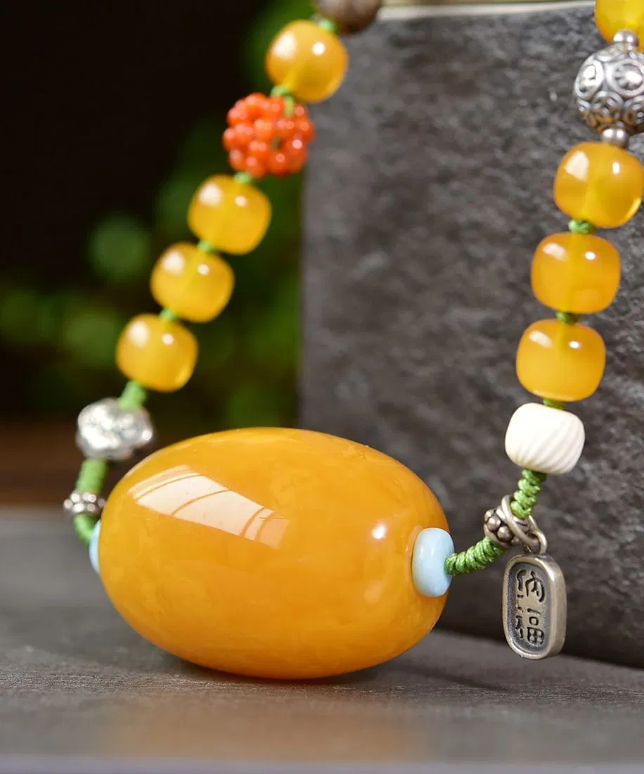 A Exquisite Amber Barrel Bead Necklace