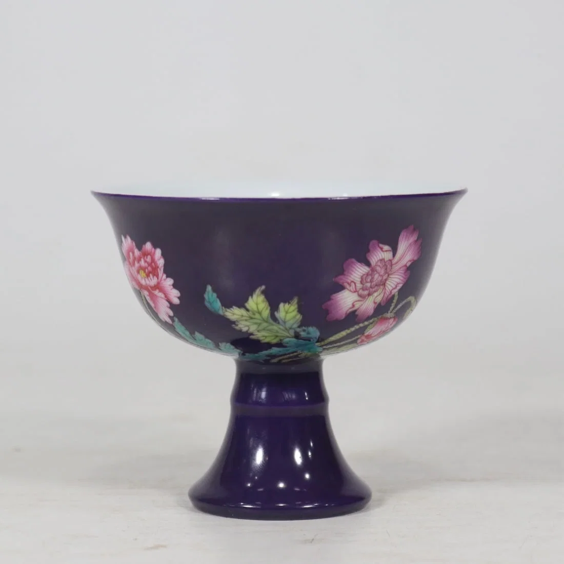 A Exquisite Aubergine Glaze Flower Pattern Cup