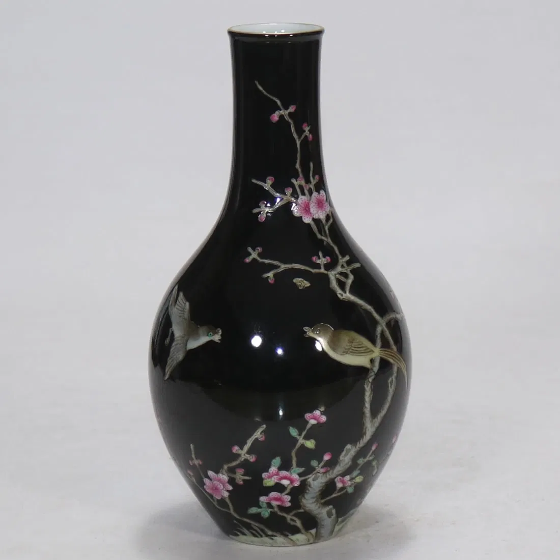 A Exquisite Black Gold Glaze Flower and Bird Pattern Vase