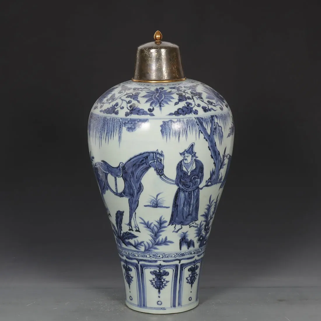 A Exquisite Blue and White Figure Pattern Vase