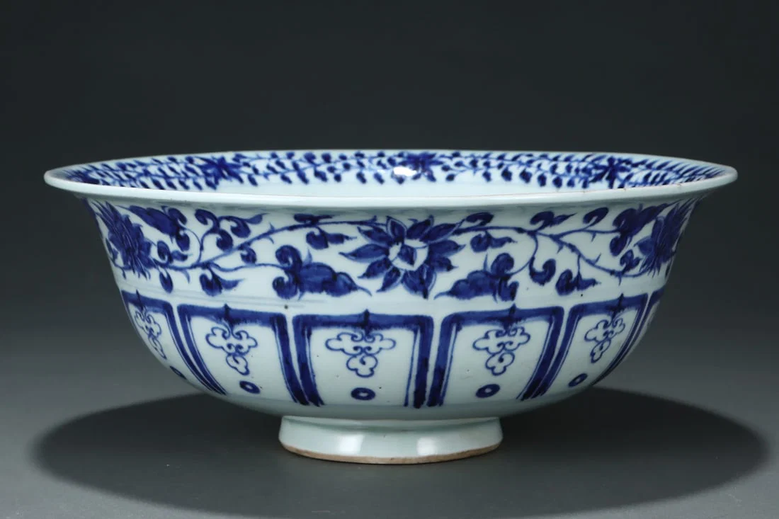 A Exquisite Blue and White Figures Pattern Bowl