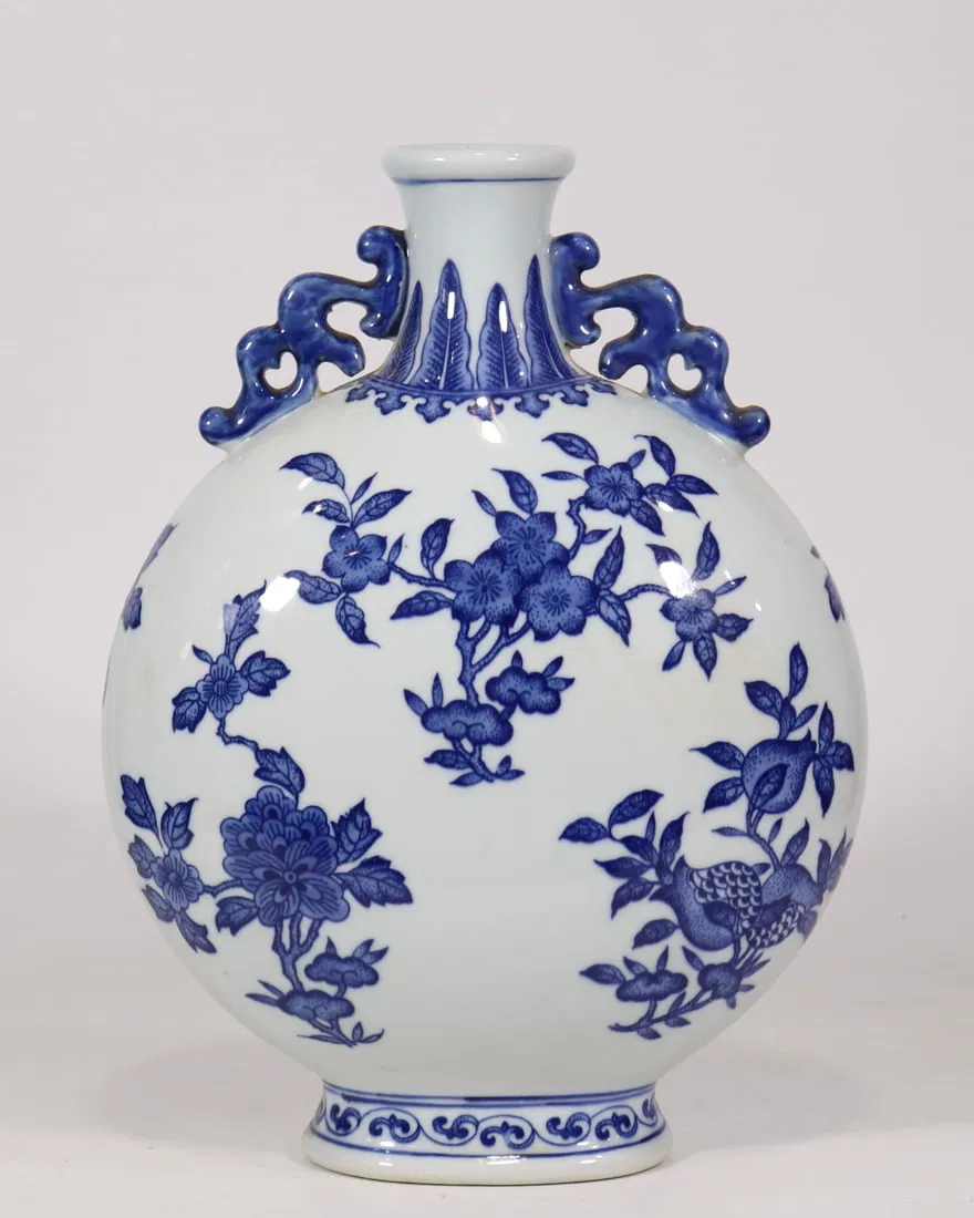 A Exquisite Blue and White Flower Pattern Vase