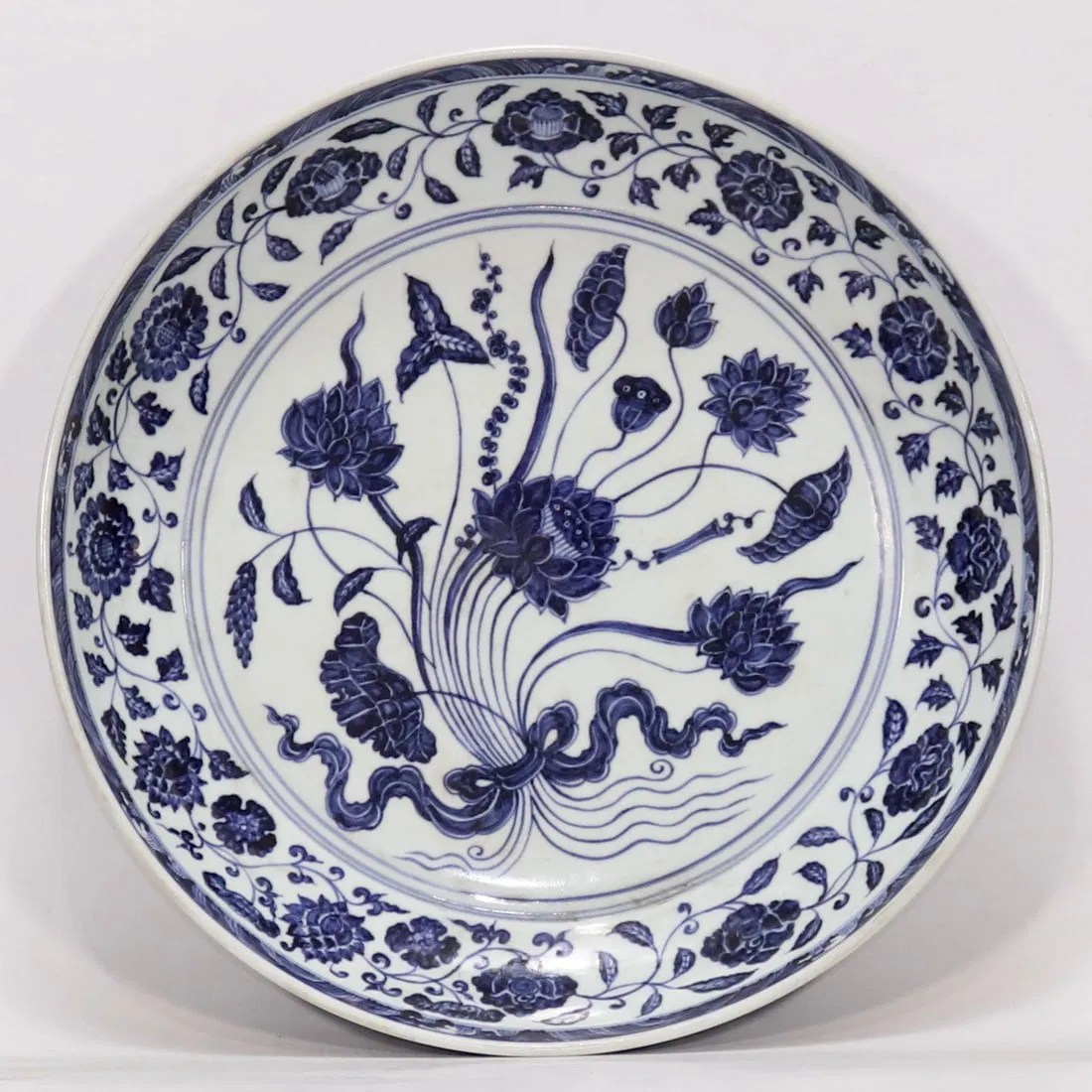 A Exquisite Blue and White Lotus Flower Pattern Plate